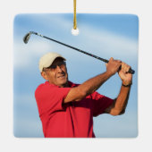 Golf Weihnachtsgeschenke mit Ball und Tee auf grün Keramikornament (Rückseite)