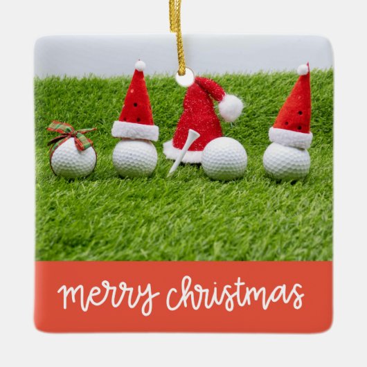 Golf Weihnachtsgeschenke mit Ball und Tee auf grün Keramikornament (Vorderseite)