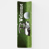 Golf Welcome Banner mit Golfwagen auf grünem Gras (Vertikal)