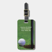 Golfball am Rand des Bechers Nah-up Persönlicher F Gepäckanhänger (Vorderseite vertikal)