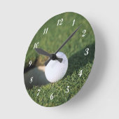 Golfball am Rand des Lochs Runde Wanduhr (Winkel)