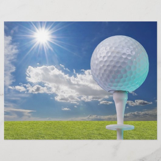 Golfball auf Abschlag mit Gras (Vorderseite)