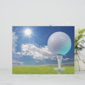 Golfball auf Abschlag mit Gras (Stehend Vorderseite)