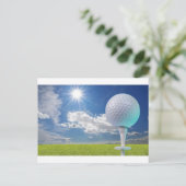 Golfball auf Abschlag mit Gras Postkarte (Stehend Vorderseite)