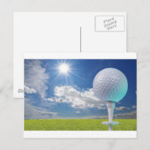 Golfball auf Abschlag mit Gras Postkarte (Vorne/Hinten)