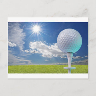 Golfball auf Abschlag mit Gras Postkarte