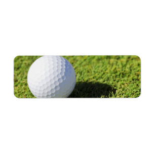 Golfball auf dem grünes Gras-Kurs - besonders