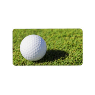 Golfball auf dem grünes Gras-Kurs - besonders Adressaufkleber