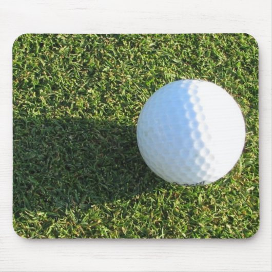 Golfball auf Golf-Grün-Mausunterlage Mousepad (Vorne)
