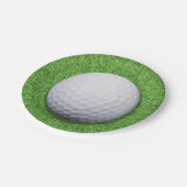 Golfball auf Gras Pappteller (Schrägansicht)
