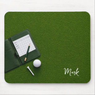 Golfball auf Grün bereit für das Abschlagen Mousepad