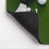 Golfball auf Grün bereit zum Abschlag Mousepad (Ecke)