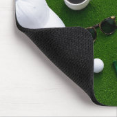 Golfball auf Grün bereit zum Abschlag Mousepad (Ecke)