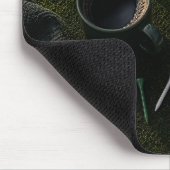 Golfball auf Grün bereit zum Abschlag Mousepad (Ecke)