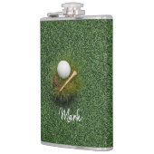 Golfball auf grünem Gras Flachmann (Links)