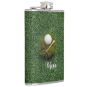 Golfball auf grünem Gras Flachmann (Rechts)