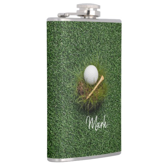 Golfball auf grünem Gras Flachmann (Rechts)