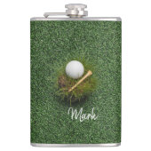 Golfball auf grünem Gras Flachmann (Vorderseite)