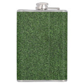 Golfball auf grünem Gras Flachmann (Rückseite)