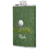Golfball auf grünem Gras Flachmann (Links)