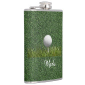 Golfball auf grünem Gras Flachmann (Rechts)