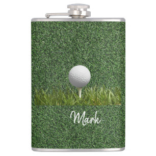 Golfball auf grünem Gras Flachmann