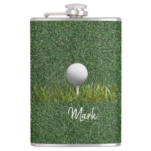 Golfball auf grünem Gras Flachmann (Vorderseite)