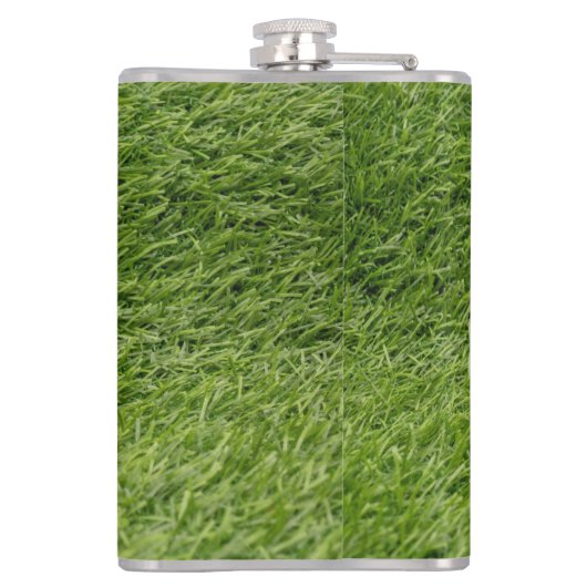 Golfball auf grünem Gras Flachmann (Rückseite)