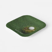 Golfball auf grünem Gras für Golfer Pappteller (Gewinkelt)