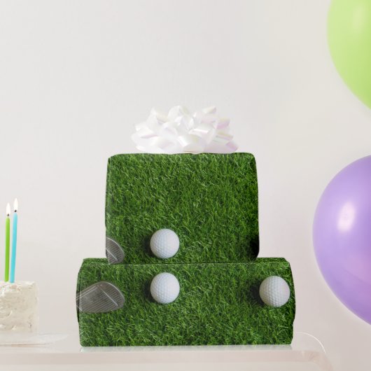 Golfball auf grünem Gras Geschenkpapier (Partygeschenke)