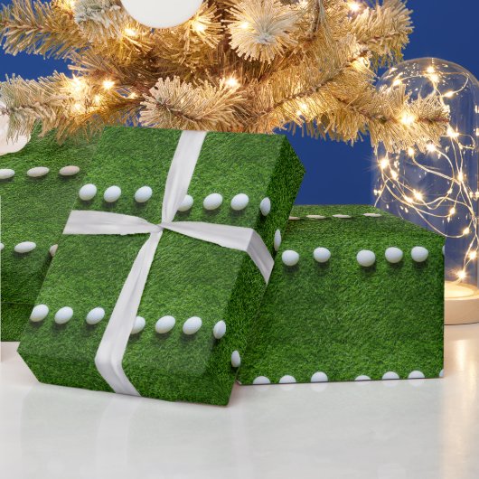 Golfball auf grünem Gras Geschenkpapier (Feiertage)