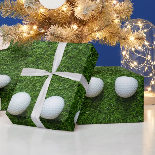 Golfball auf grünem Gras Geschenkpapier (Feiertage)