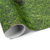 Golfball auf grünem Gras  Geschenkpapier (Rolleneckpunkt)