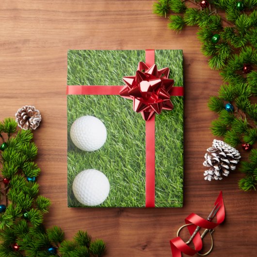 Golfball auf grünem Gras Geschenkpapier (Feiertagsgeschenk)