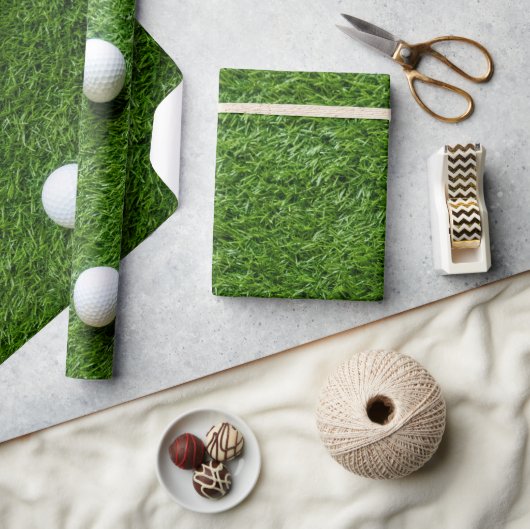 Golfball auf grünem Gras Geschenkpapier (Kunsthandwerk)