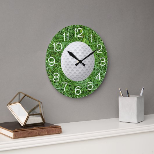 Golfball auf grünem Gras Große Wanduhr (Büro)