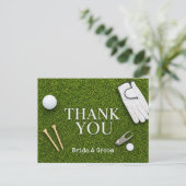 Golfball auf grünem Gras Postkarte (Stehend Vorderseite)