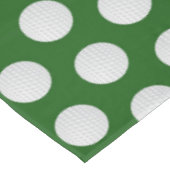 GOLFBALL auf grünem Gras Tischdecke (Schrägansicht)