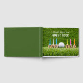Golfball auf grünem Grasgolfer Gästebuch (Voll)