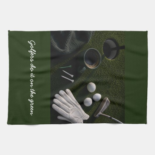 Golfball auf Putting Green Geschirrtuch (Horizontal)
