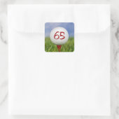 Golfball auf rotem Tee 65. Geburtstag Quadratischer Aufkleber (Tasche)