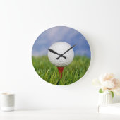 Golfball auf rotem Tee Große Wanduhr (Zuhause)
