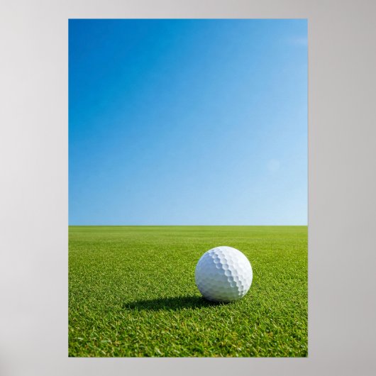 Golfball auf sonniger Fairway-Szene Poster (Vorne)