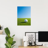 Golfball auf sonniger Fairway-Szene Poster (Heimbüro)