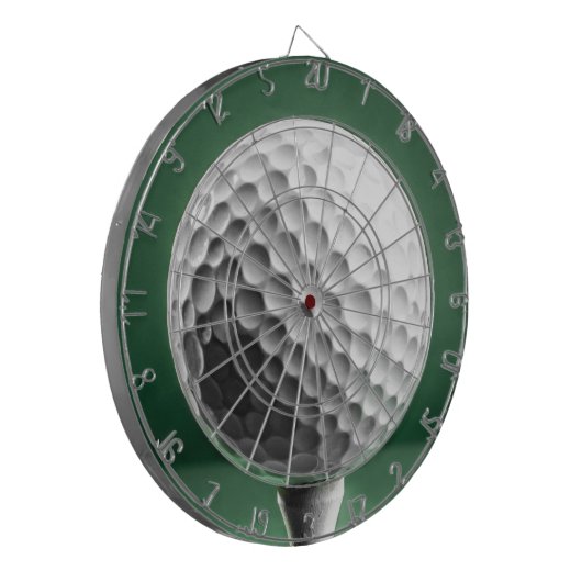 Golfball auf T-Shirt Dartscheibe (Vorderseite Links)