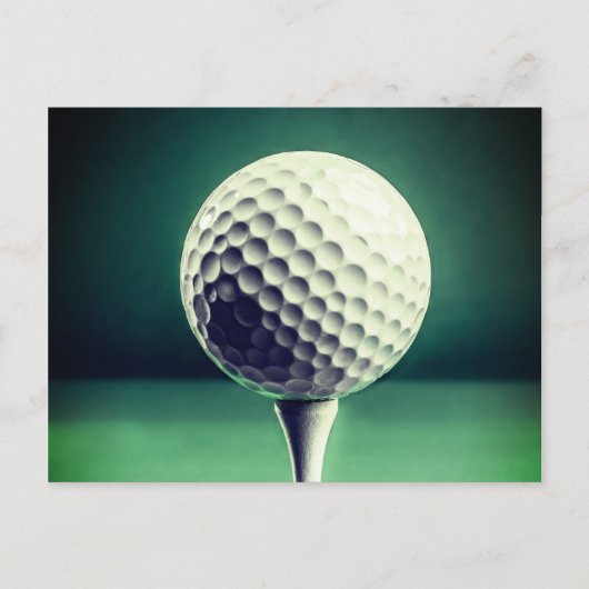 Golfball auf Tee Postkarte (Vorderseite)