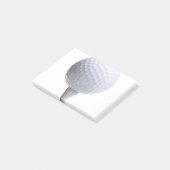 Golfball auf weißer post-it klebezettel (angewinkelt)