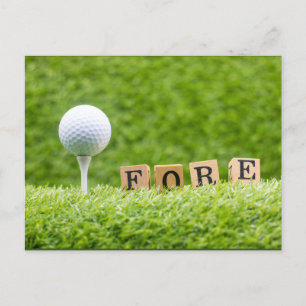 Golfball befindet sich auf grünem Gras mit dem Wor Postkarte