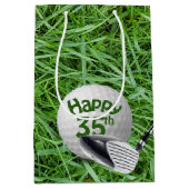 Golfball im Gras 35. Geburtstag Mittlere Geschenkt Geschenktüte (Vorderseite)