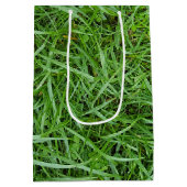 Golfball im Gras 55. Geburtstag Mittlere Geschenkt Geschenktüte (Rückseite)